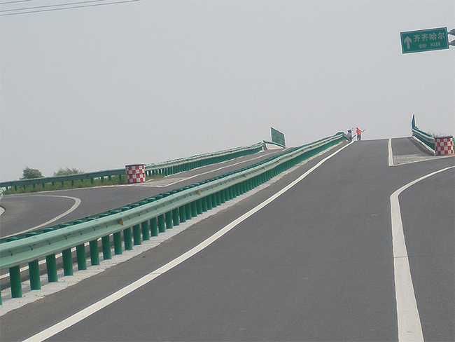 荆门高速公路护栏的材质与规格
